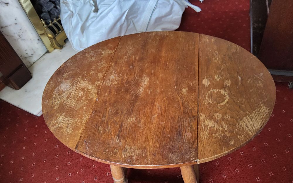 Lot 220: Small drop leaf coffee table