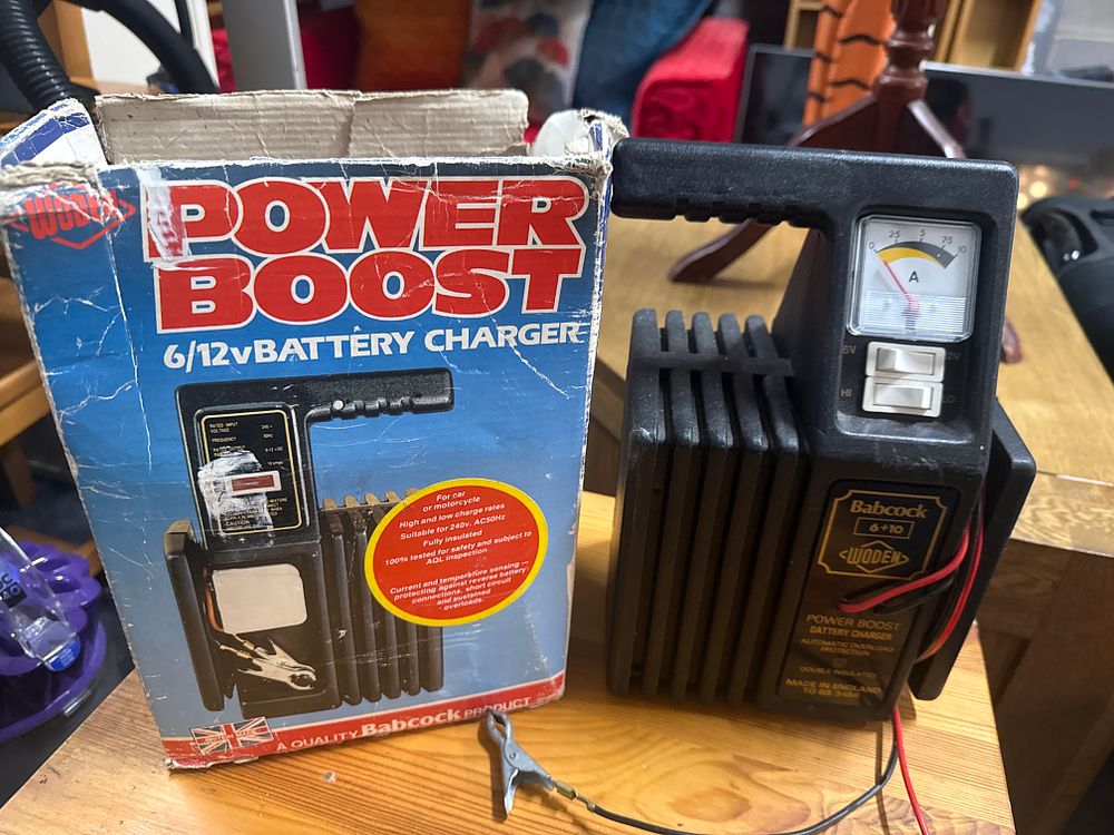 Lot 162: Boxed 6v / 12v Battery Charger