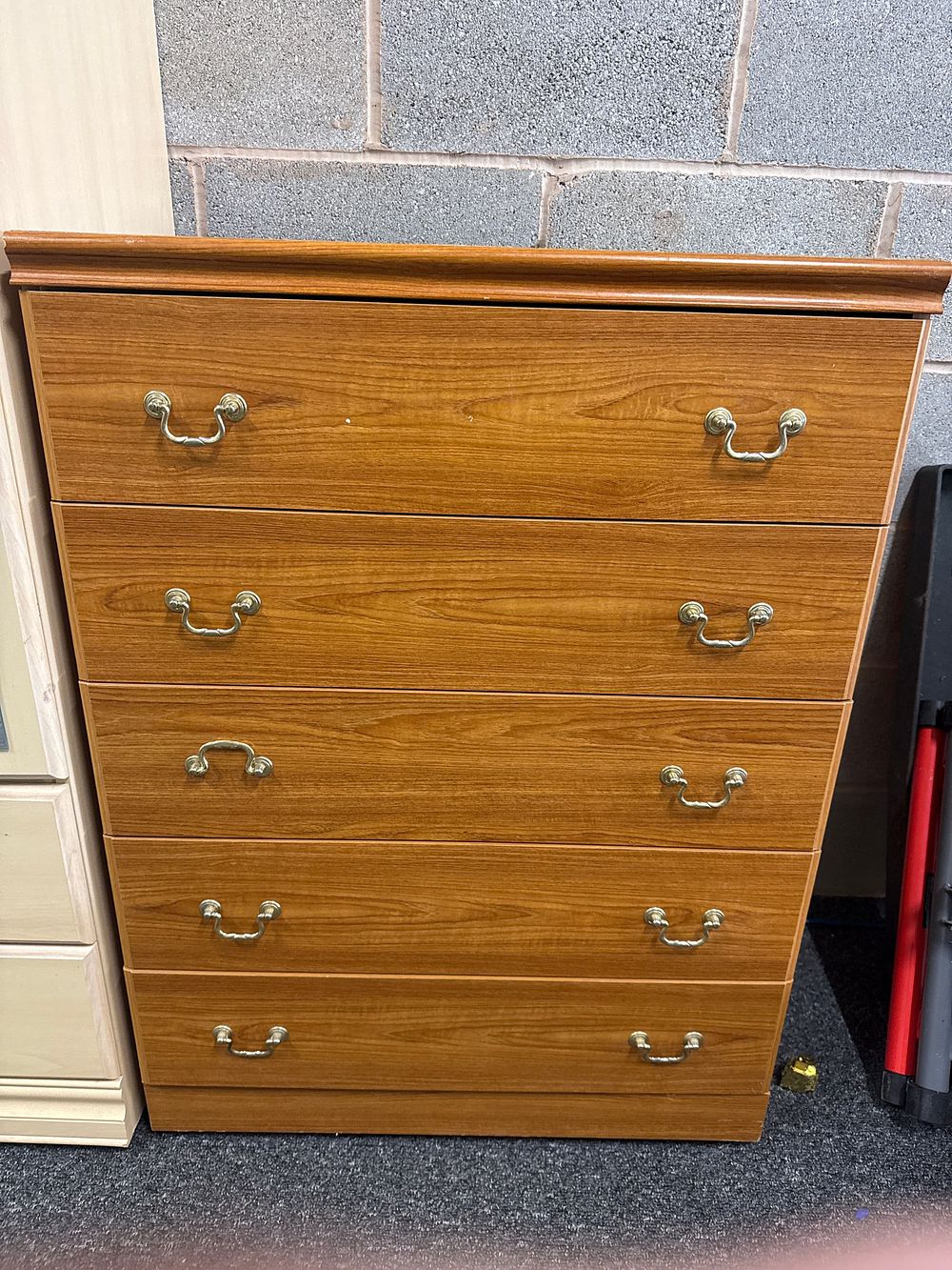 Lot 161: Late 20th-century oak-effect five-drawer chest of drawers