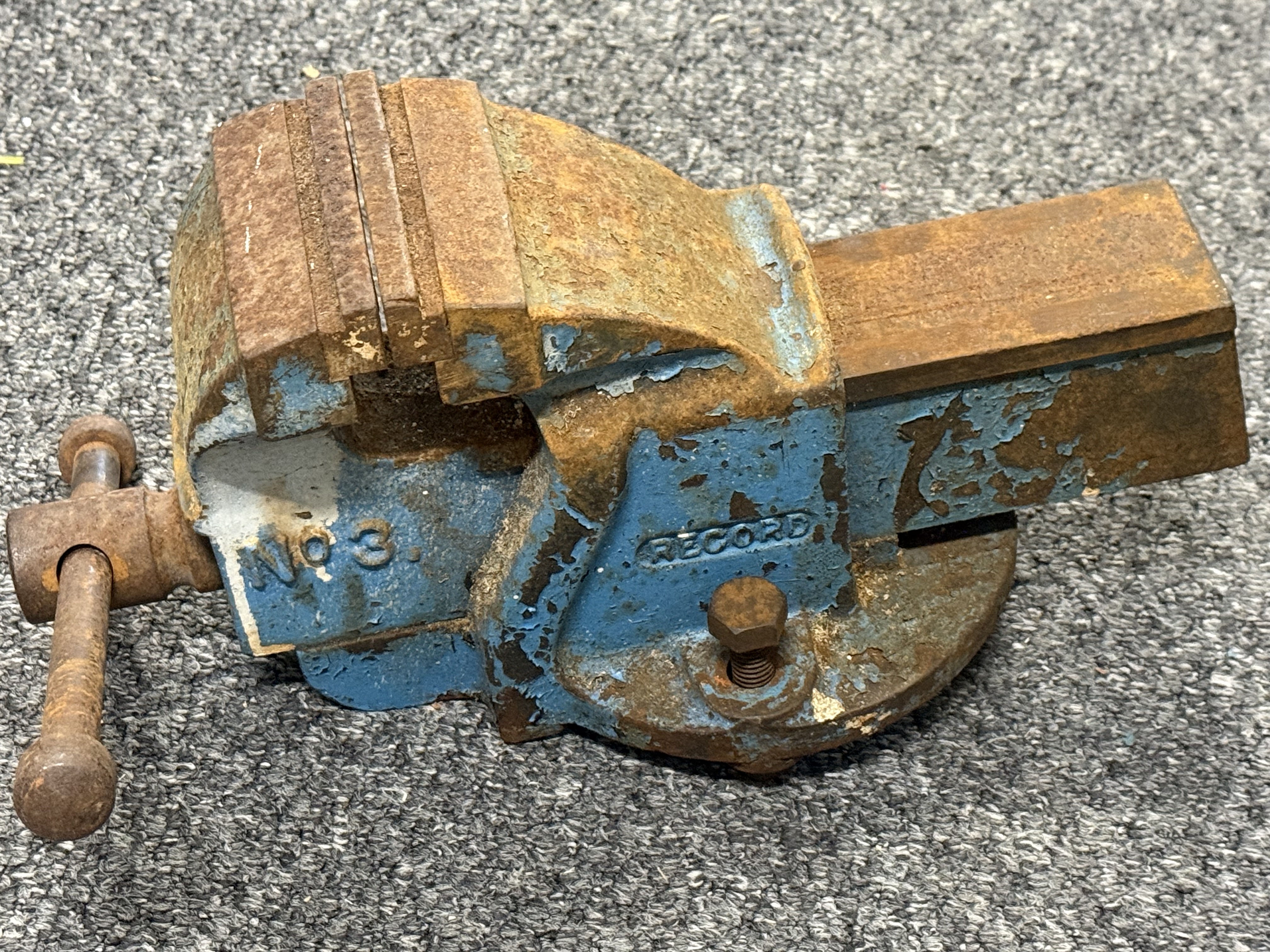 A vintage Record No 3 cast iron bench vice