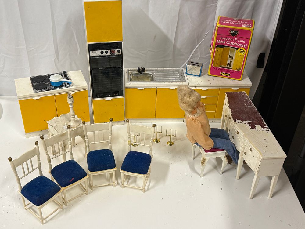 Lot 179: A collection of vintage Pedigree Sindy Eastham E-Line furniture