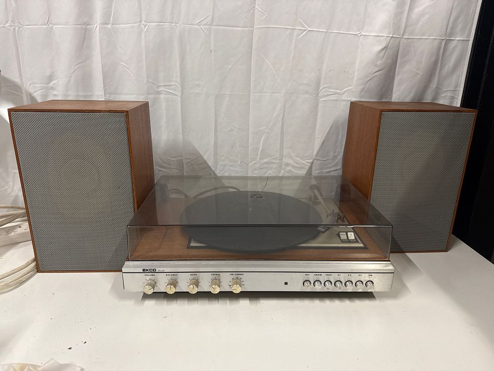 Lot 184: An Ekco ZU3 stereo music centre and matching Dux speakers