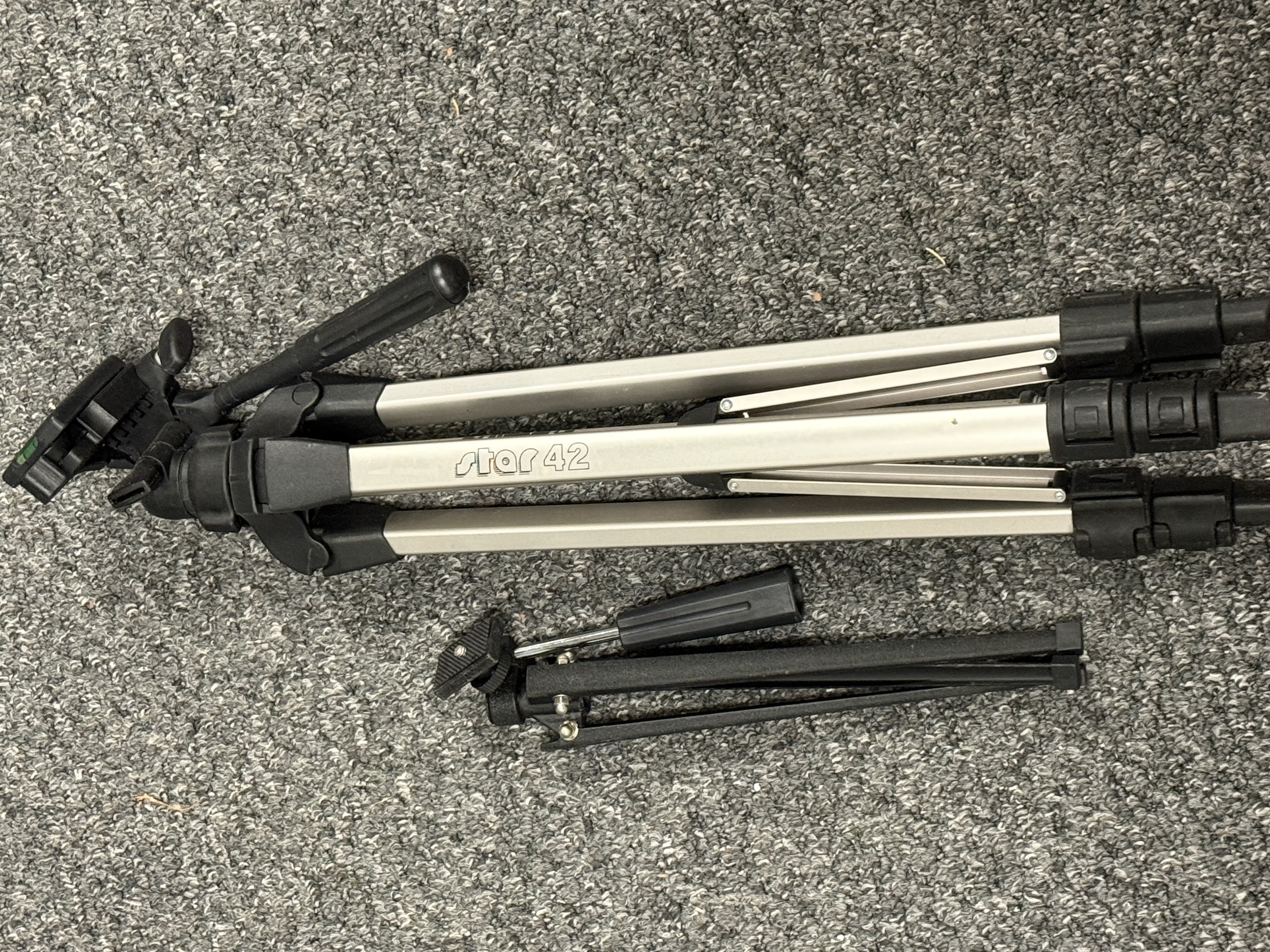 A Hama Star 42 aluminium tripod and a tabletop tripod