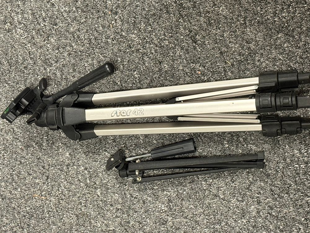 Lot 188: A Hama Star 42 aluminium tripod and a tabletop tripod