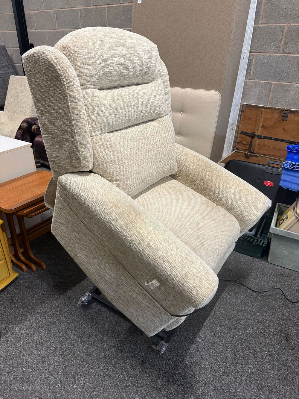 Lot 198: Modern electric riser recliner chair in cream textured fabric