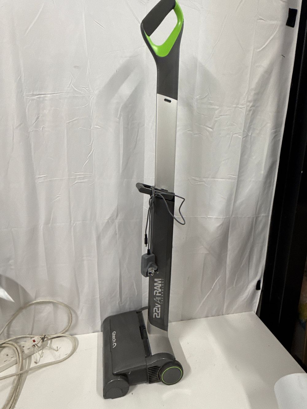 Lot 207: Gtech AirRam 22V cordless upright vacuum cleaner with charger