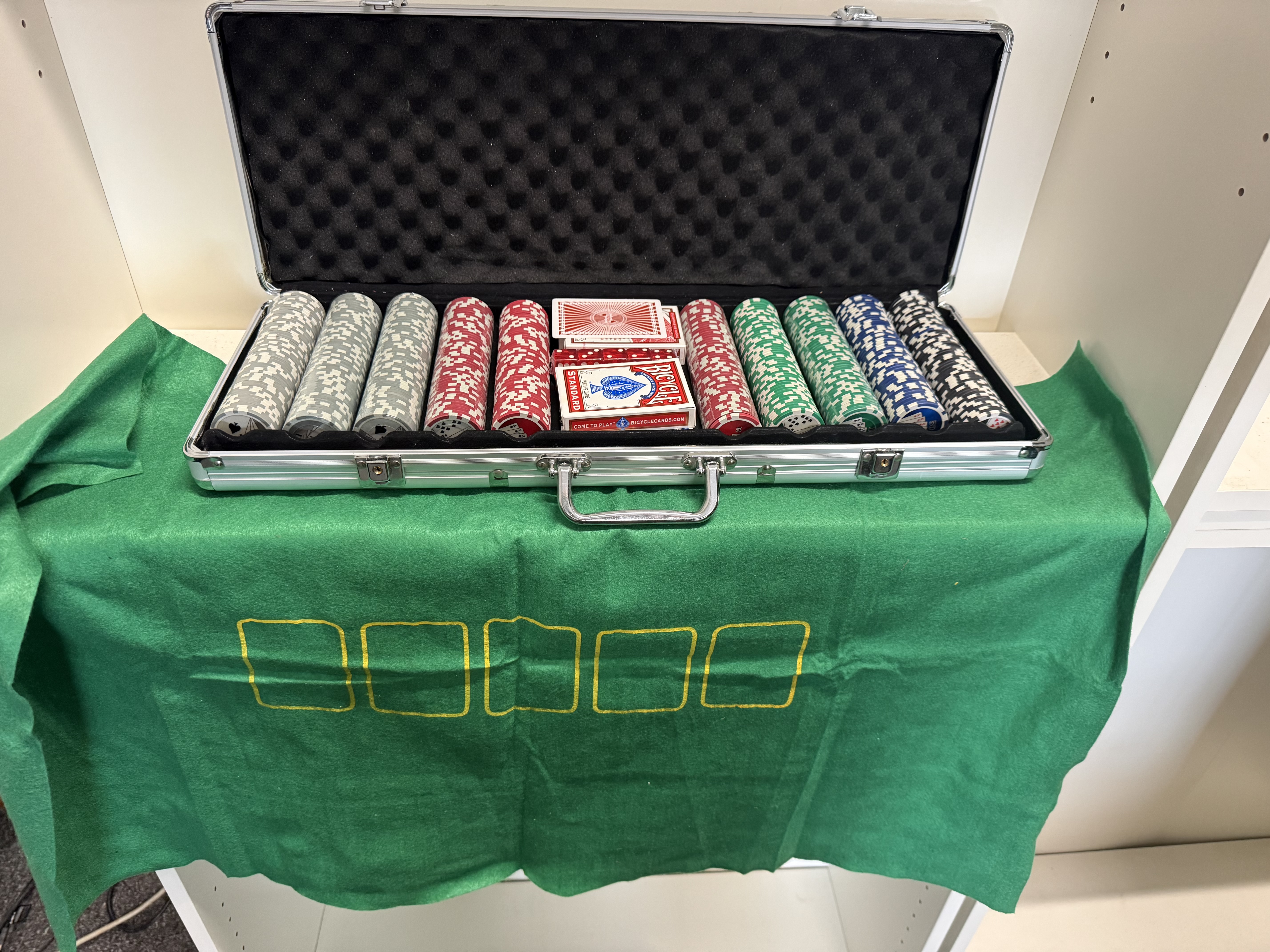 A complete five hundred chip poker set with accessories