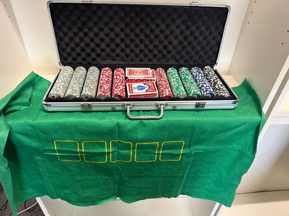 Lot 227: A complete five hundred chip poker set with accessories
