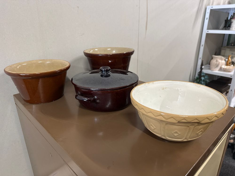Lot 104a: Vintage Ovenware includes Pearson