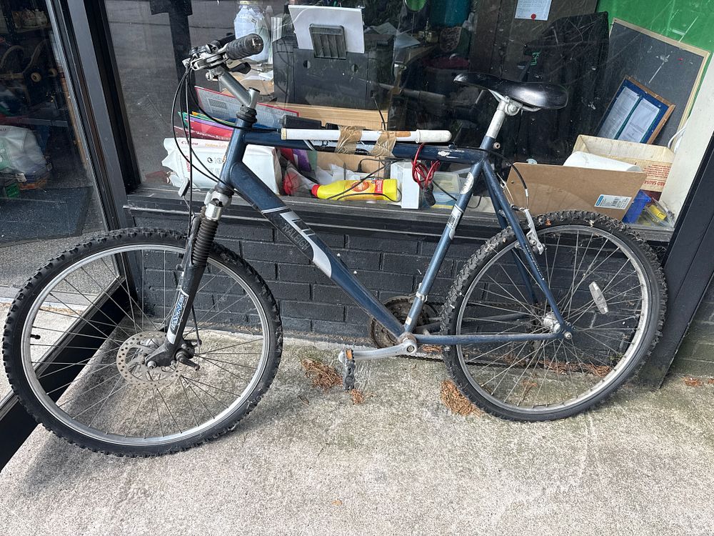 Lot 162: A men's Raleigh Tigershark mountain bike with front suspension