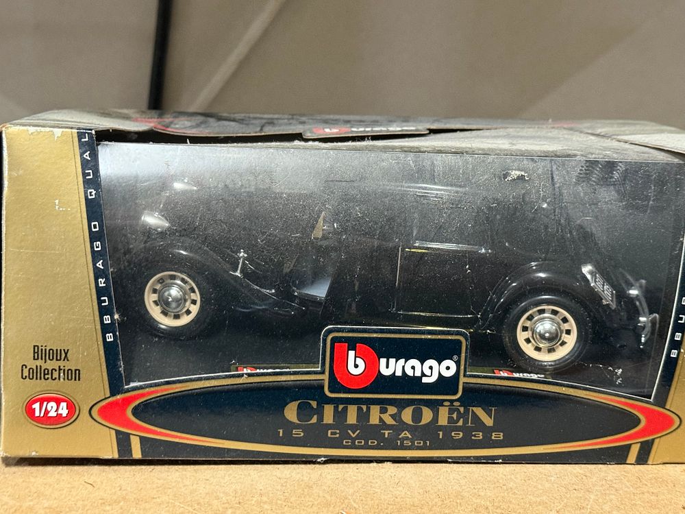 Lot 170: Bburago 1/24 Scale 1938 Citroën 15 CV TA Model Car