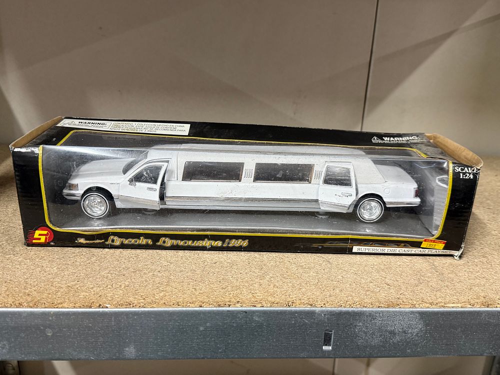 Lot 174: Sunnyside Superior 1:24 Scale 1996 Lincoln Town Car Limousine