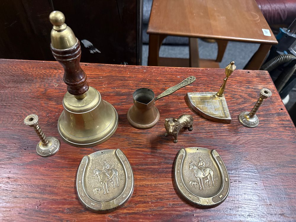 Lot 179: A collection of eight vintage brass and copper decorative items
