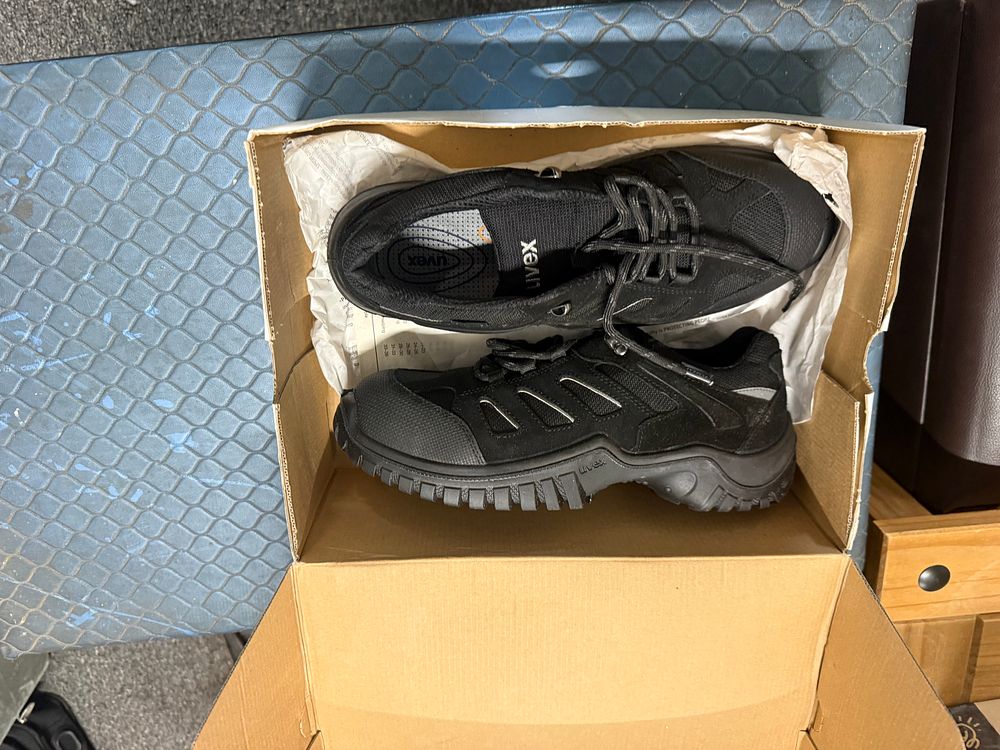 Lot 211: A Pair of uvex Low-Cut Black Industrial Safety Shoes