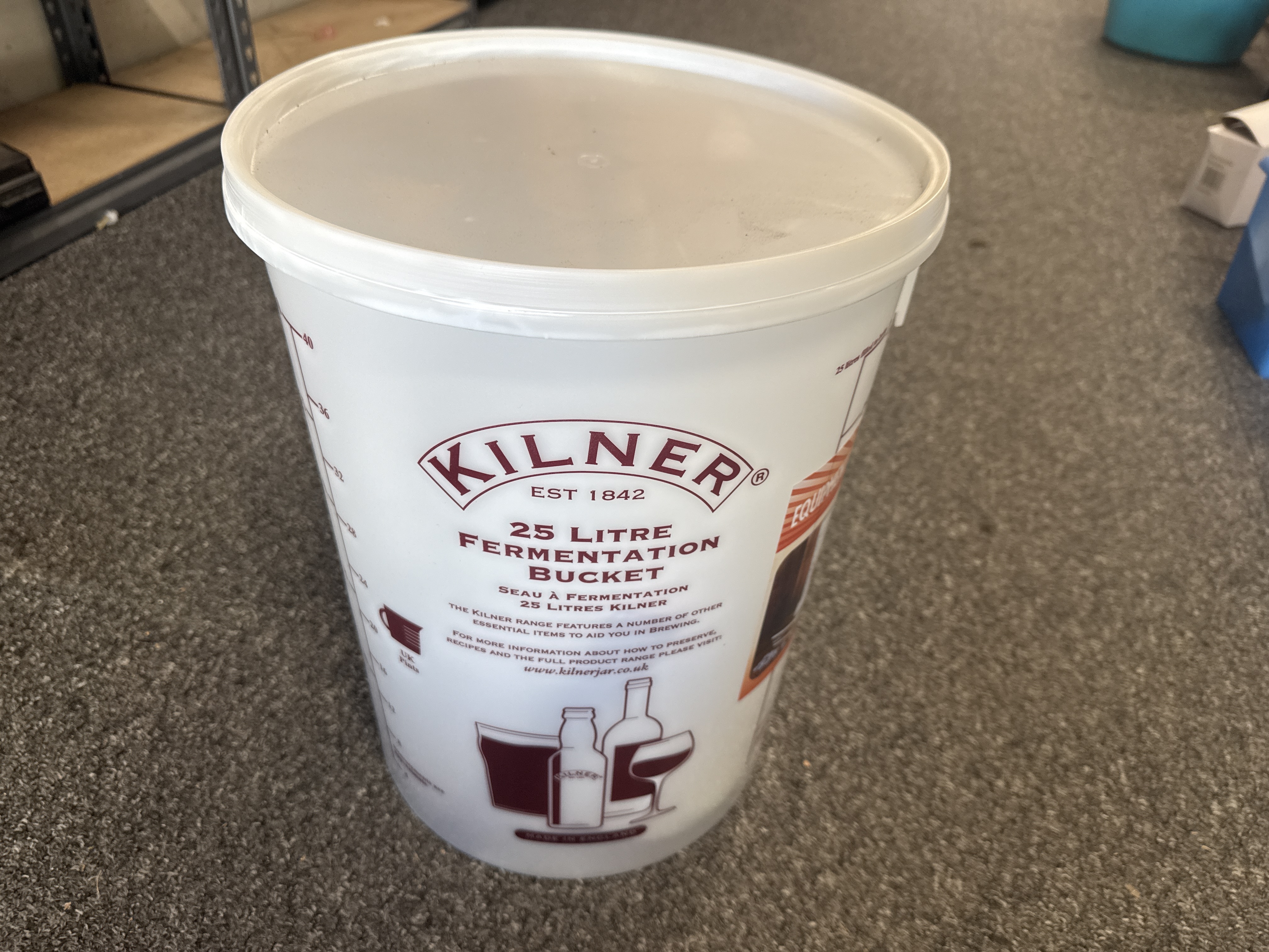 A Kilner 25-litre home fermentation bucket and brewing accessory set