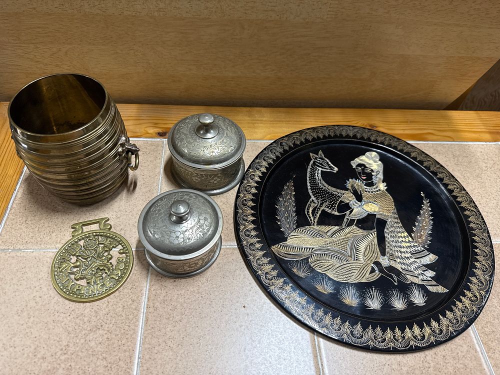 Lot 23: A collection of assorted decorative brass and metalware items