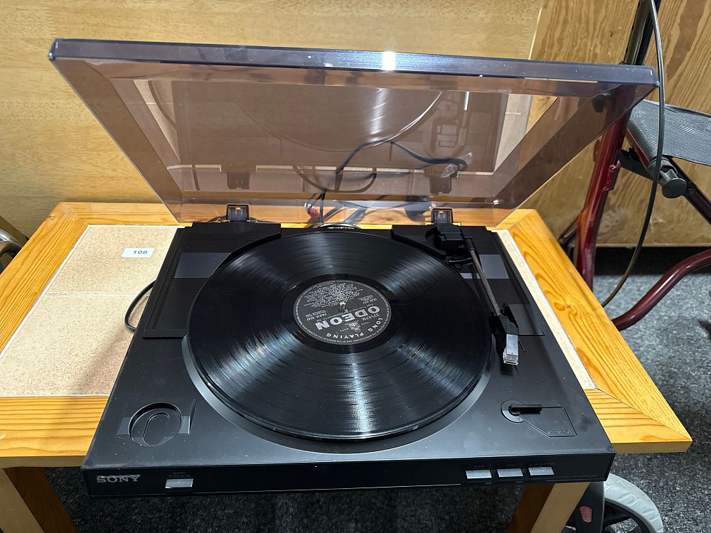 Lot 28: Working Sony PS-LX300USB fully automatic stereo turntable with USB output