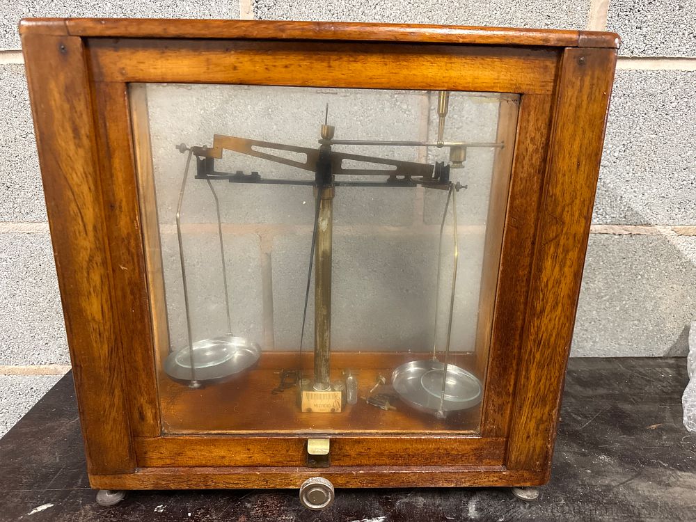 Lot 60: A Microid precision analytical balance scale in mahogany glass case