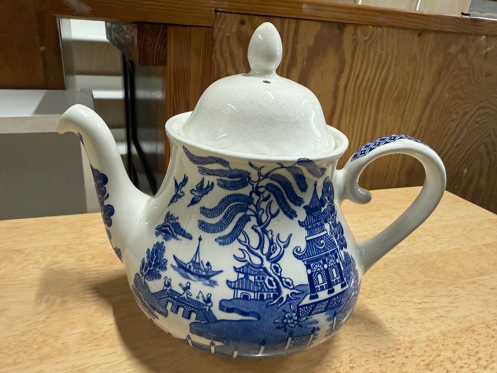 Lot 32: Blue and white transfer-printed Willow pattern earthenware teapot