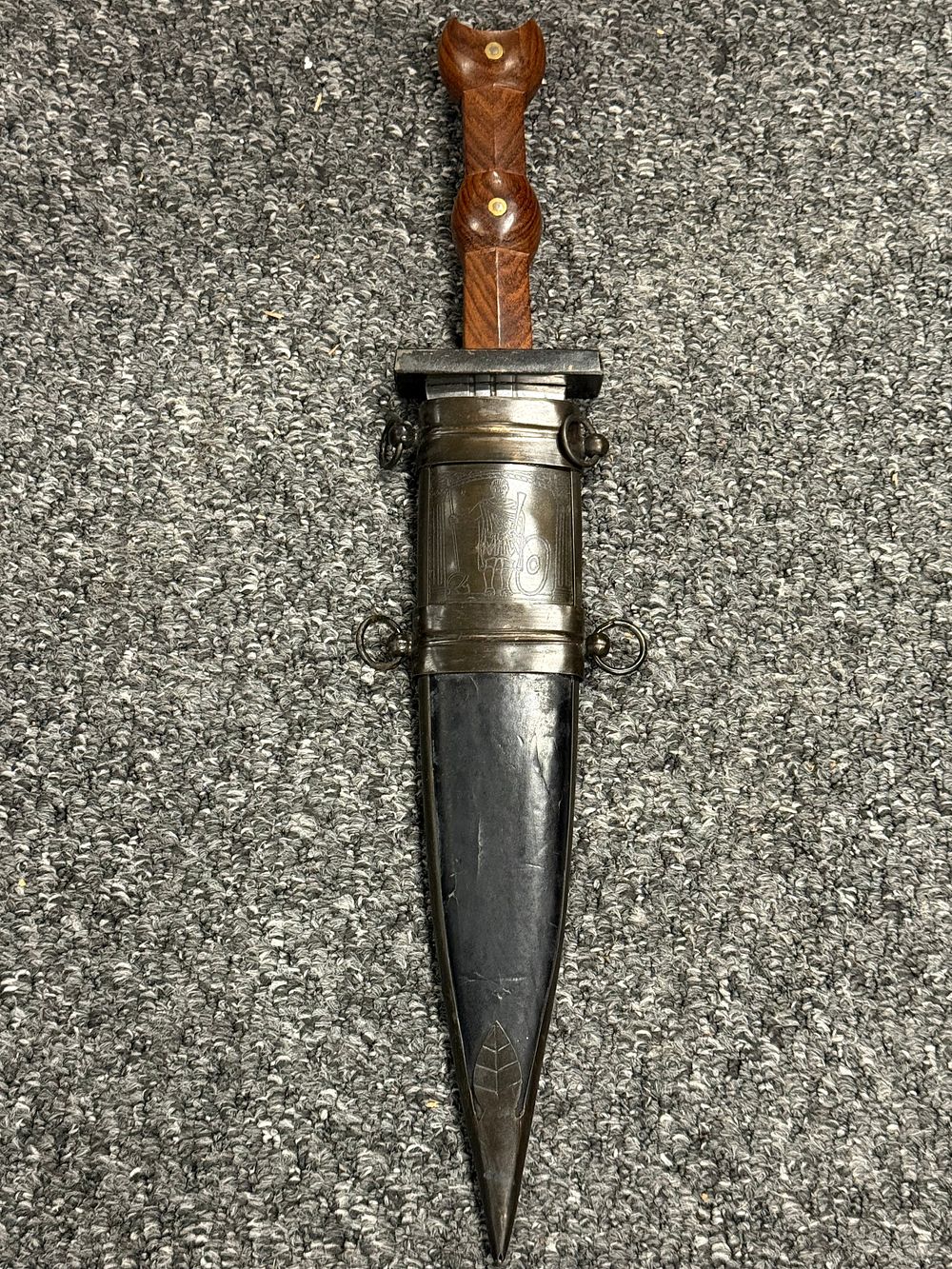 Lot 86: Modern reproduction Roman pugio dagger with decorative engraved scabbard