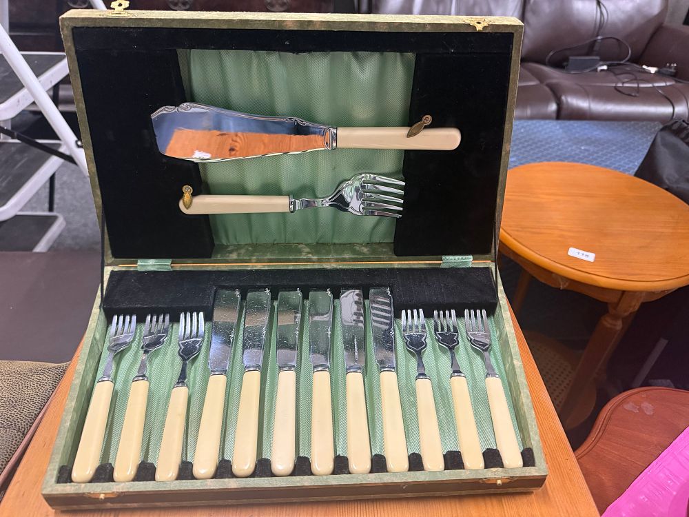 Lot 40: A fourteen piece silver plated fish cutlery set in case
