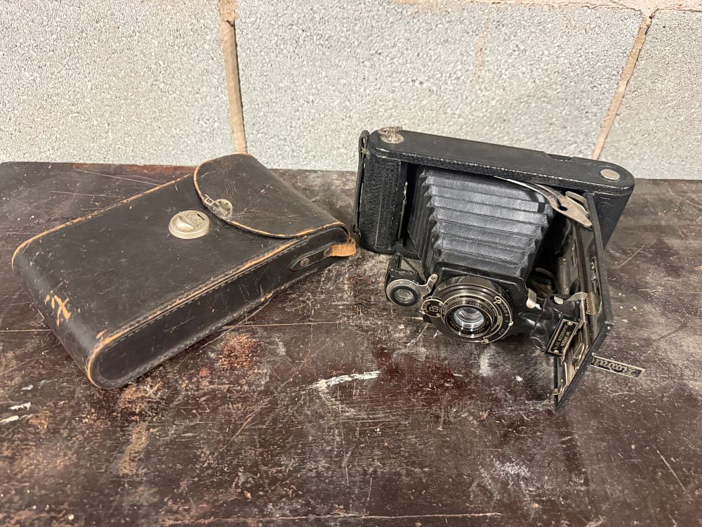 Lot 58: Antique Kodak No. 2C Autographic Kodak Jr. Folding Camera with Case