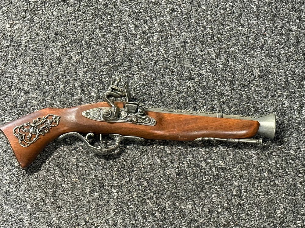 Lot 85: Ornamental eighteenth century style flintlock blunderbuss pistol replica