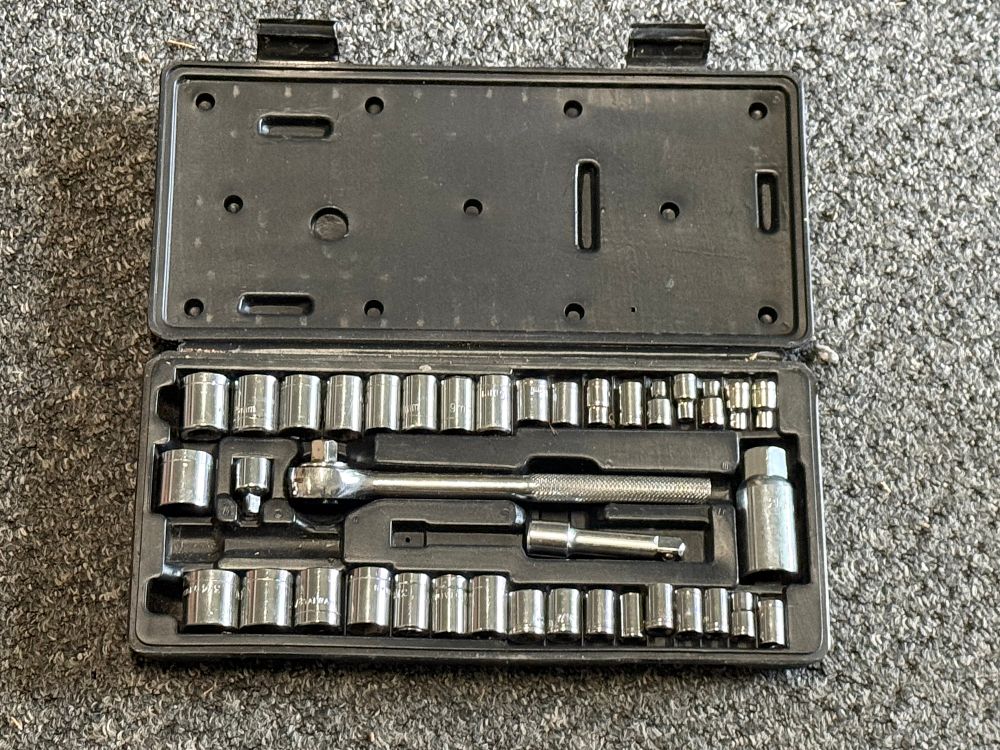 Lot 95: A mixed metric and imperial socket and ratchet tool set