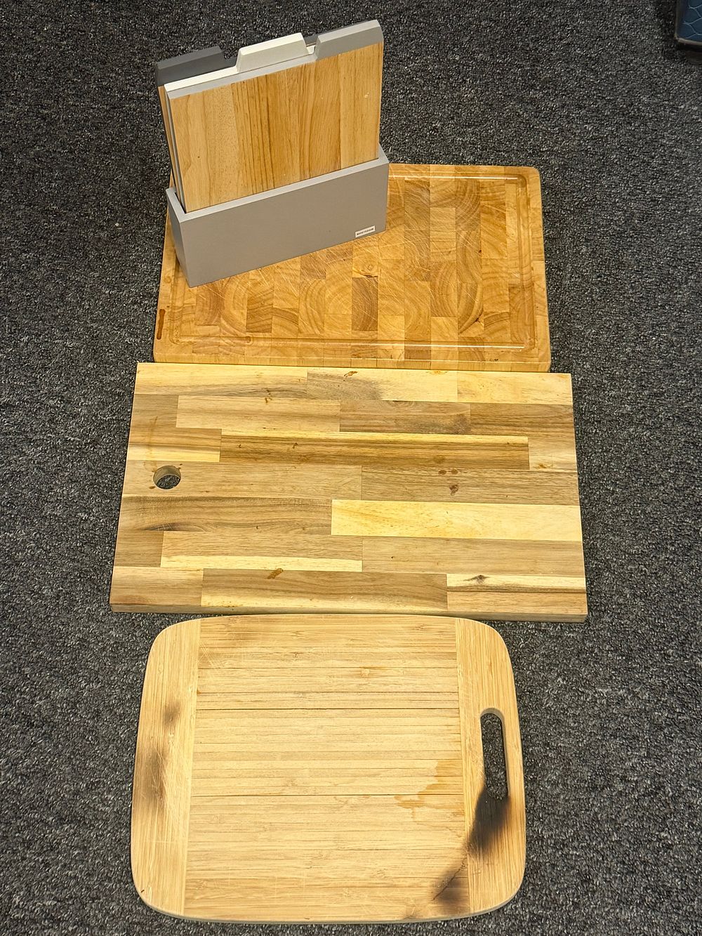 Lot 158: A collection of various wooden and bamboo kitchen cutting boards