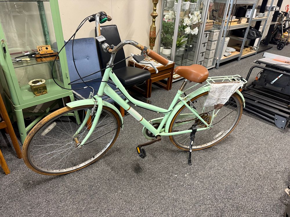 Lot 175: A Cross brand ladies' step-through commuter bicycle in mint green