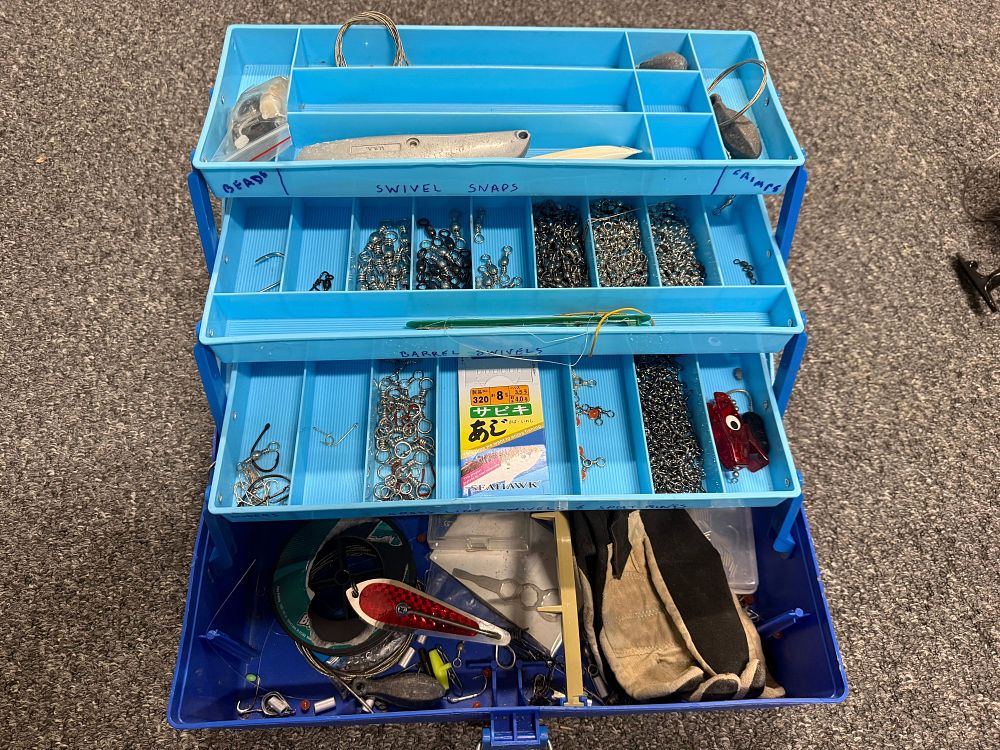 Lot 196: A blue plastic cantilever sea fishing tackle box and contents