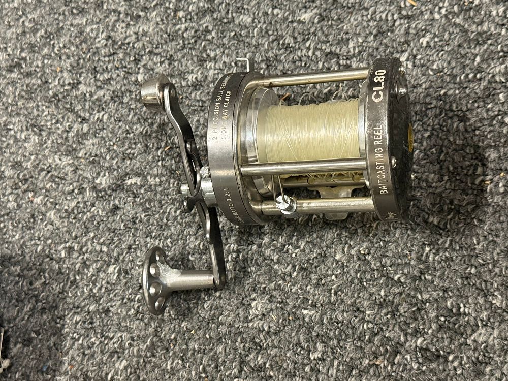 Lot 207: A Ming Yang CL80 baitcasting multiplier fishing reel with cover