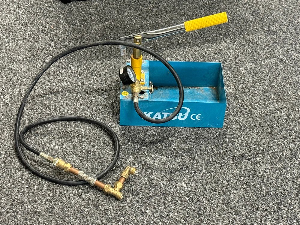 Lot 248: Katsu SY-40 manual water pressure test pump with fittings