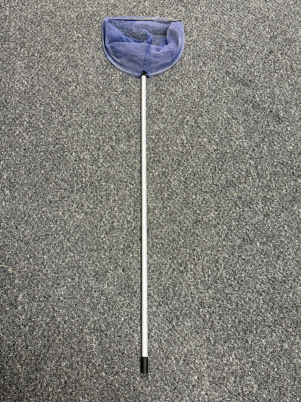 Lot 263: A long-handled utility pond and aquarium net with blue mesh