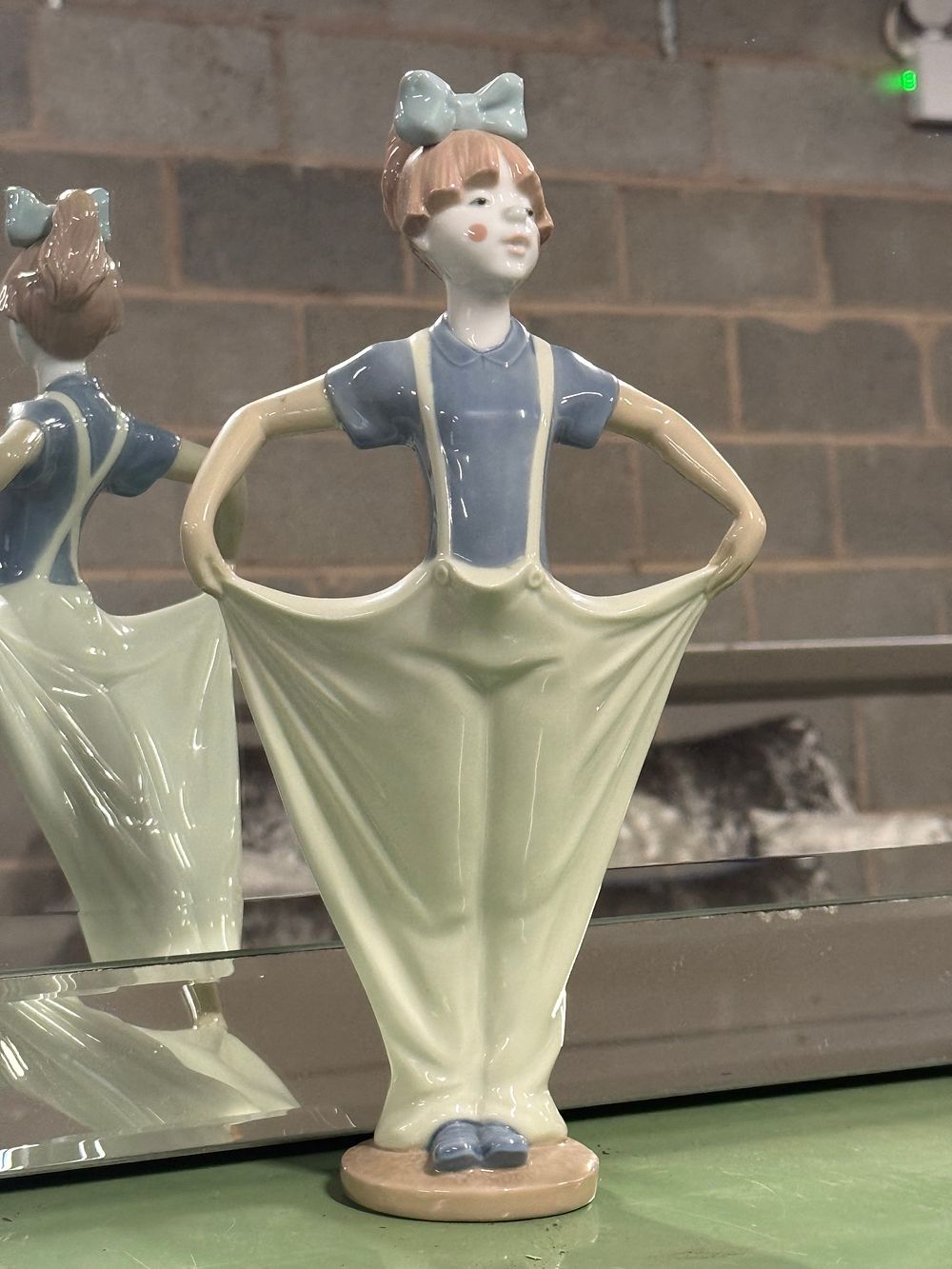 Lot 9: A Spanish NAO by Lladró Porcelain Figurine of a Girl