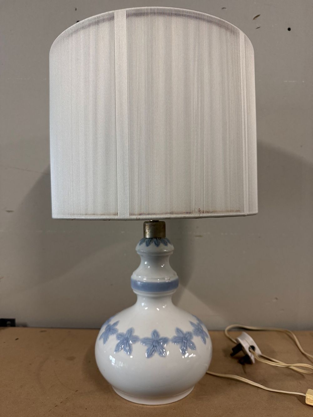 Lot 39: A Lladro porcelain table lamp with blue floral decoration