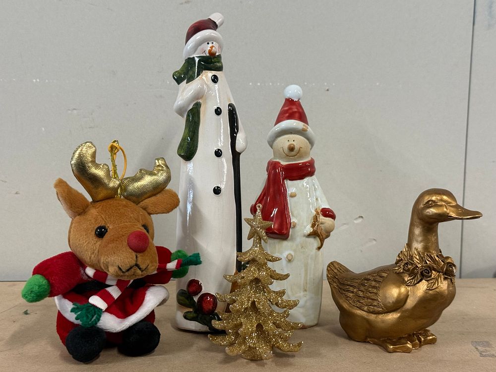 Lot 48: A Group of Five Assorted Christmas Themed Decorative Ornaments