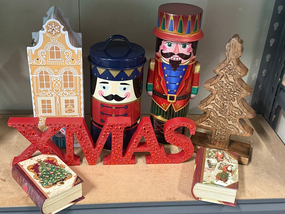 Lot 87: A collection of seven contemporary Christmas-themed decorative items