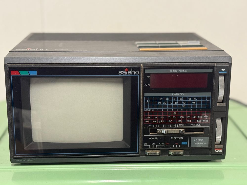 Lot 90: A vintage Saisho portable combination television and radio