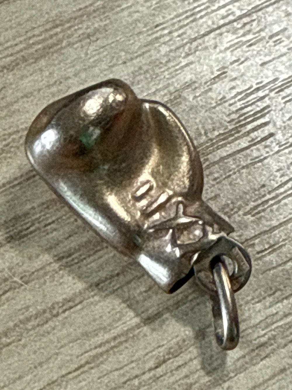 Lot 115: A 9 Carat Gold Boxing Glove Pendant 0.8 gram