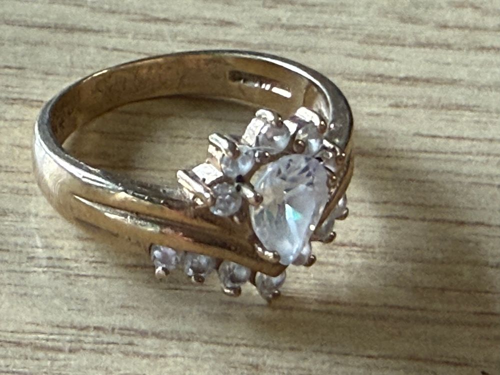 Lot 116: A 9 carat yellow gold and pear-cut bridal ring 3.6 grams