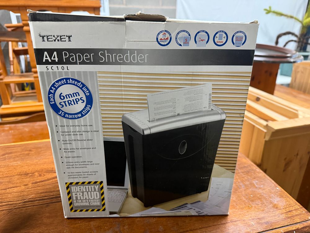 Lot 160: A TEXET SC10L A4 Strip Cut Paper Shredder in Box