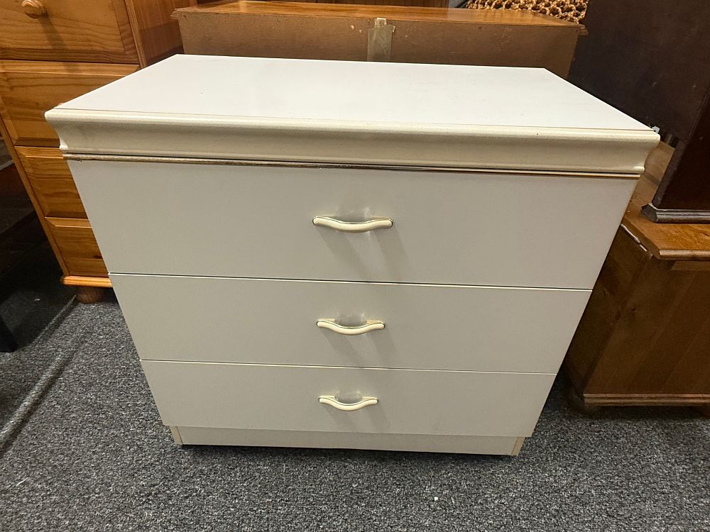 Lot 183: A contemporary three drawer chest in a light grey finish