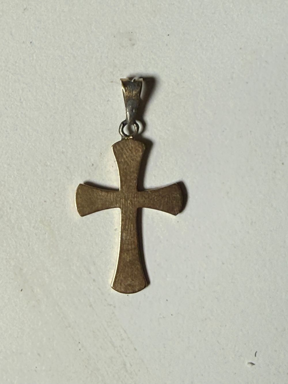 Lot 120a: A gold cross pattée pendant with textured finish 1.8 grams