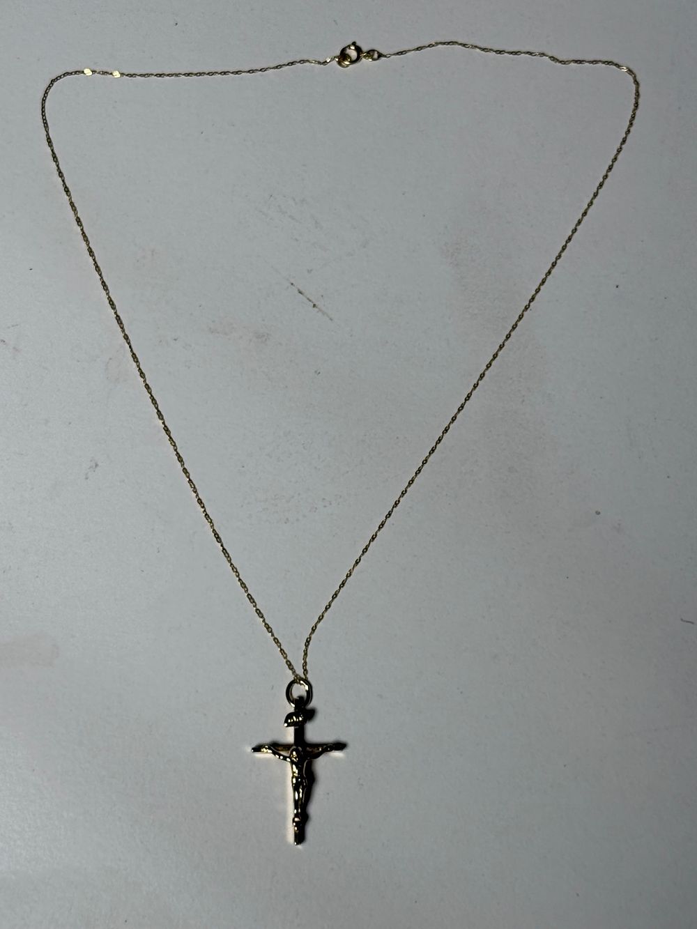 Lot 121b: A 14 carat yellow gold crucifix pendant and chain