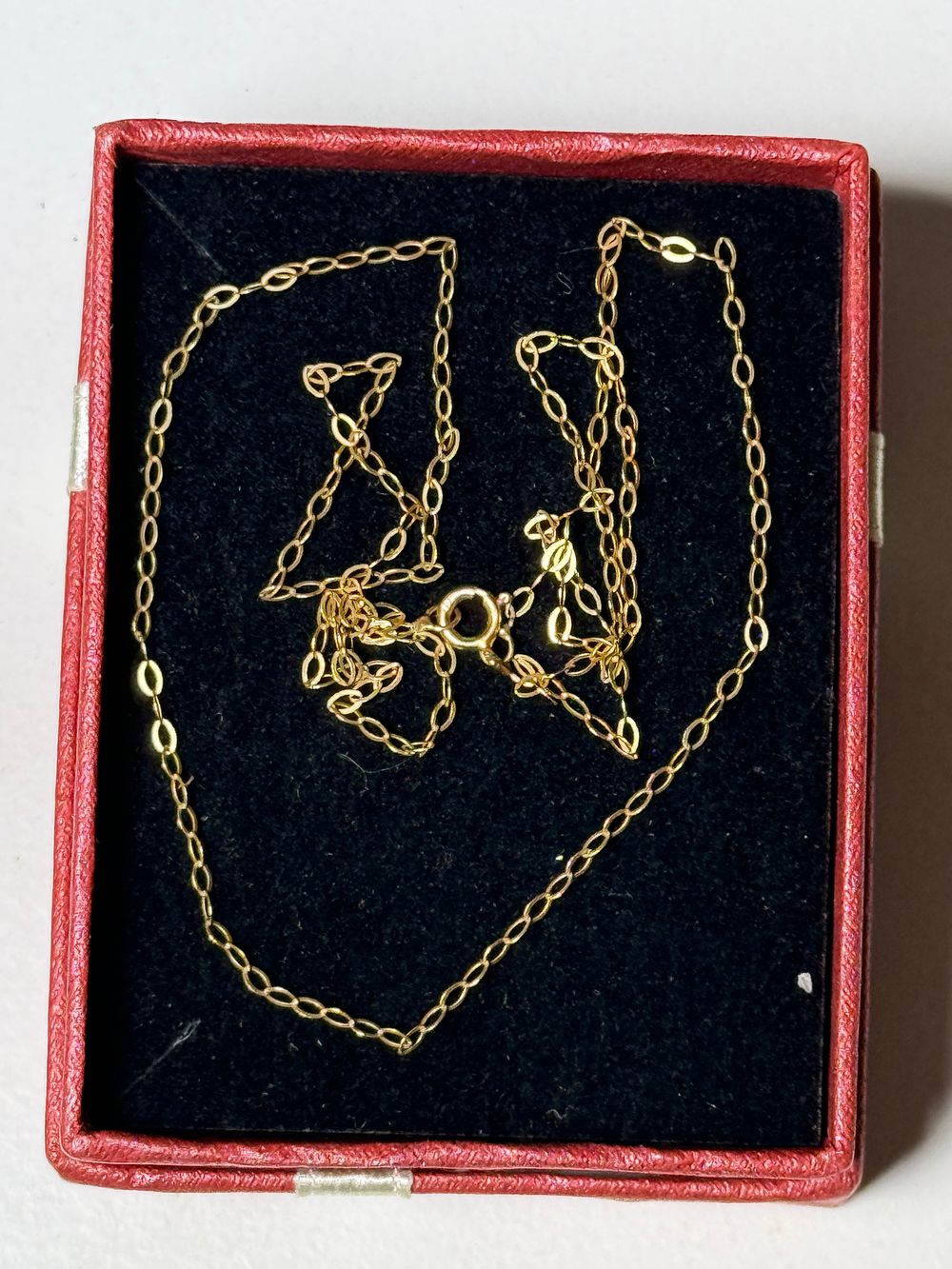Lot 122a: A fine yellow gold cable link chain necklace