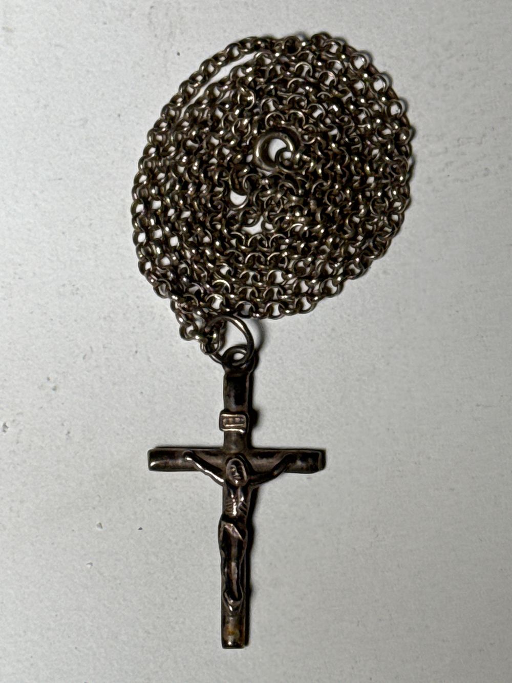 Lot 124a: Sterling Silver traditional metal crucifix pendant on a fine link chain