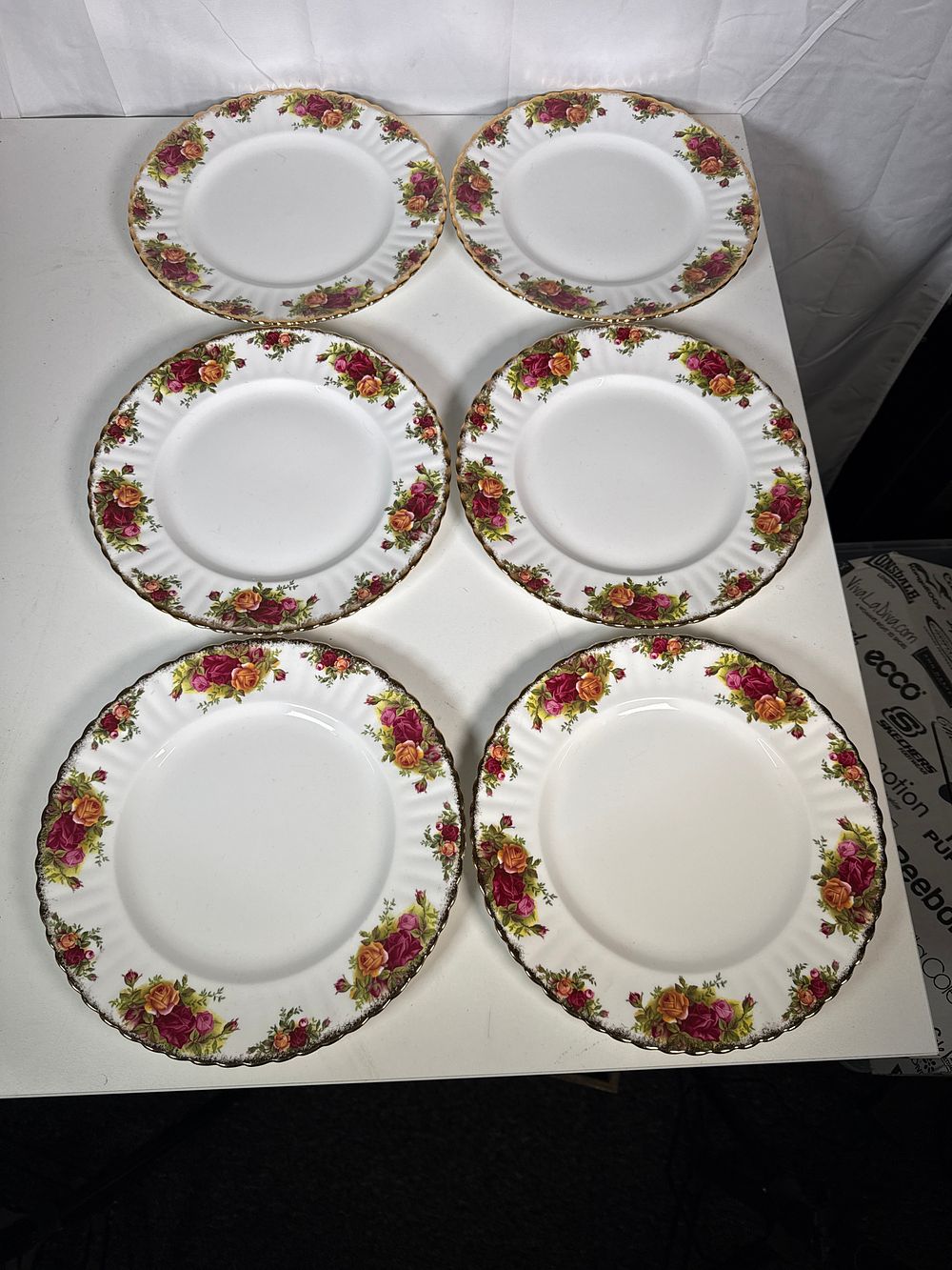 Lot 258: A set of six Royal Albert Old Country Roses bone china Dinner Plates plates