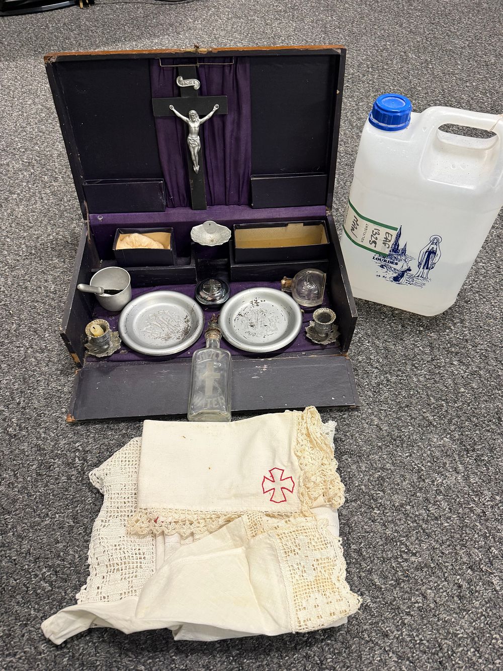 Lot 263: A Roman Catholic Last Rites sick call set in wooden case