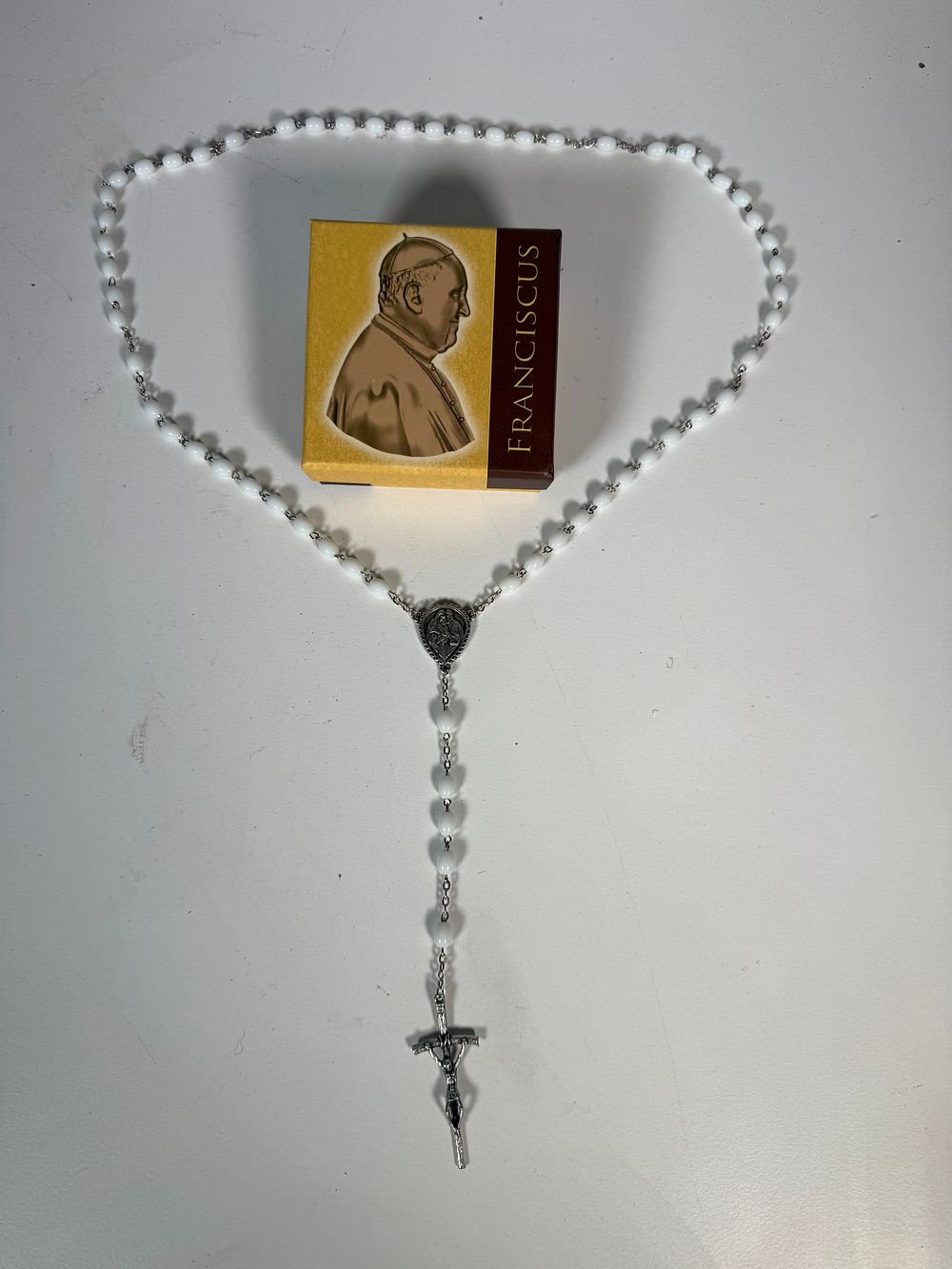 Lot 277: A Pope Francis commemorative five-decade rosary with original box
